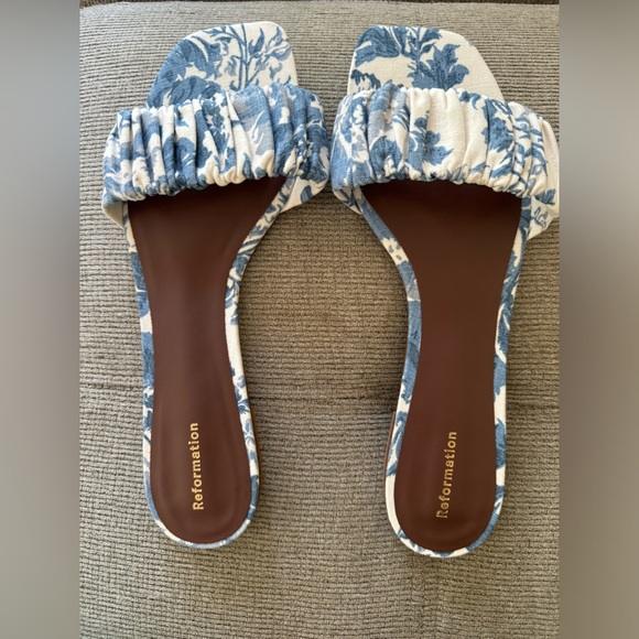 Reformation Marcella Ruched Slide - Picture 4 of 4